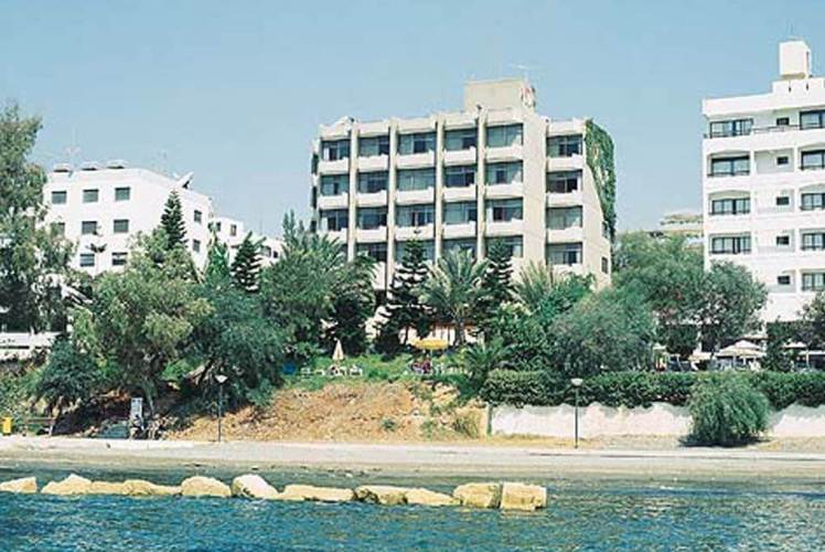 Отели Лимассола 3 звезды: Adonia Beach Hotel (фото 1)
